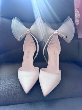 Elegant Women's Pointed Toe Ankle Strap Heels with Bow - Cream
